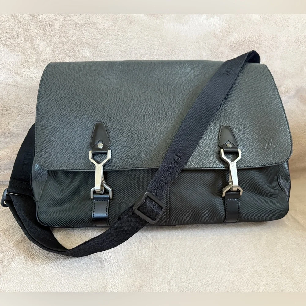 Authentic Louis Vuitton Taiga Green Delsu Epicea Shoulder Messenger Bag - Picture 1 of 17